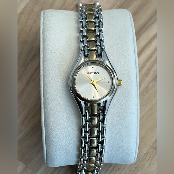 Seiko Ladies Watch Vintage Two Tone Beaded Look Bracelet Silver Round Dial - Picture 4 of 12